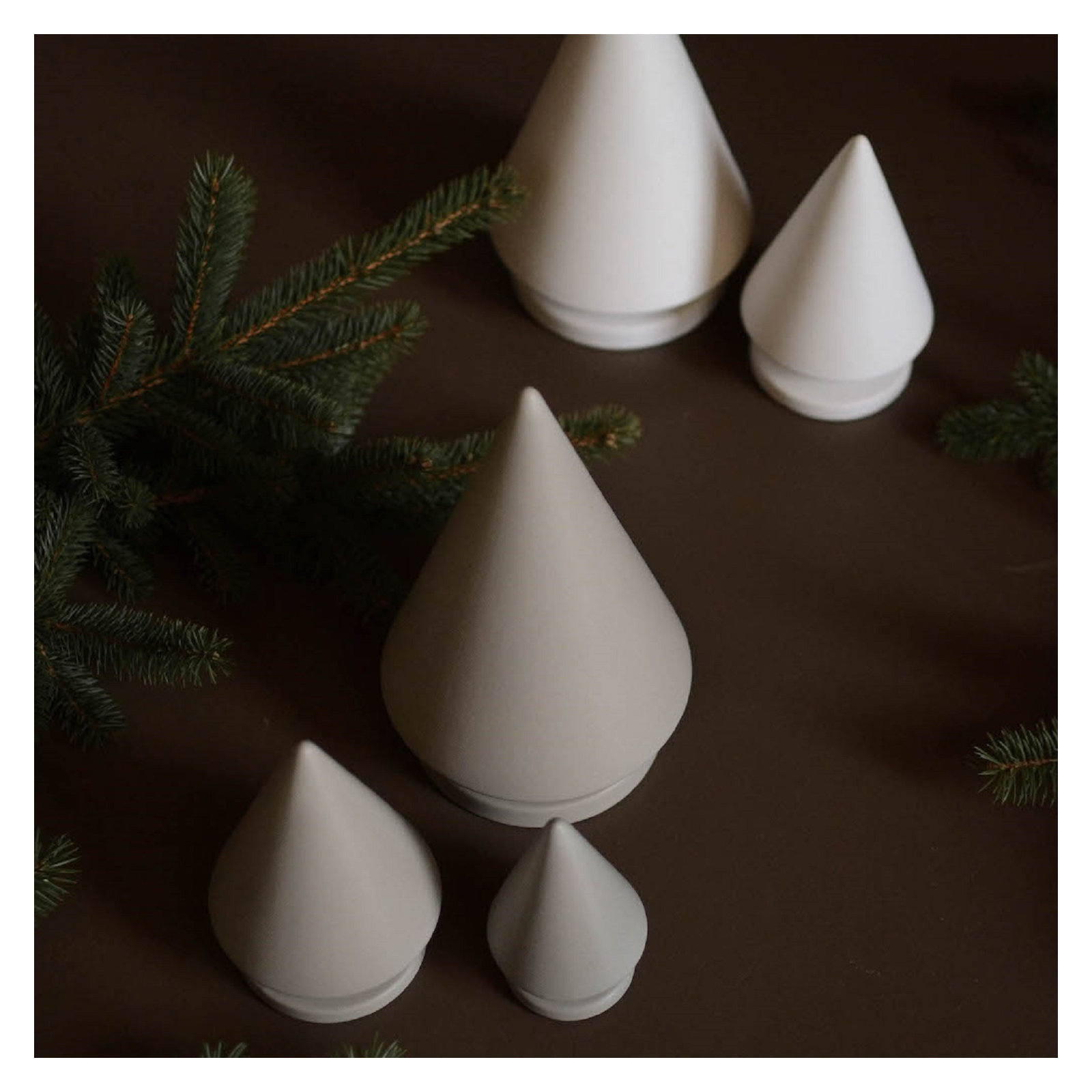 Christmas Tree Mole Ceramic, 4.72'' H x 2.76'' W x 2.76'' D, Gray