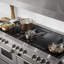ZLINE 7,4 pieds cubes Pi. Cuisinière à double combustible Legacy avec plaque de cuisson à gaz 9 brûleurs et 2 fours à convection électriques-80827923