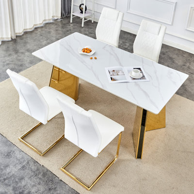Ensemble de table et de chaises. Luxueuse table en pierre frittée à motif montagne enneigée de 63 po x 31,5 po x 30 po avec pieds papillon en acier inoxydable doré.