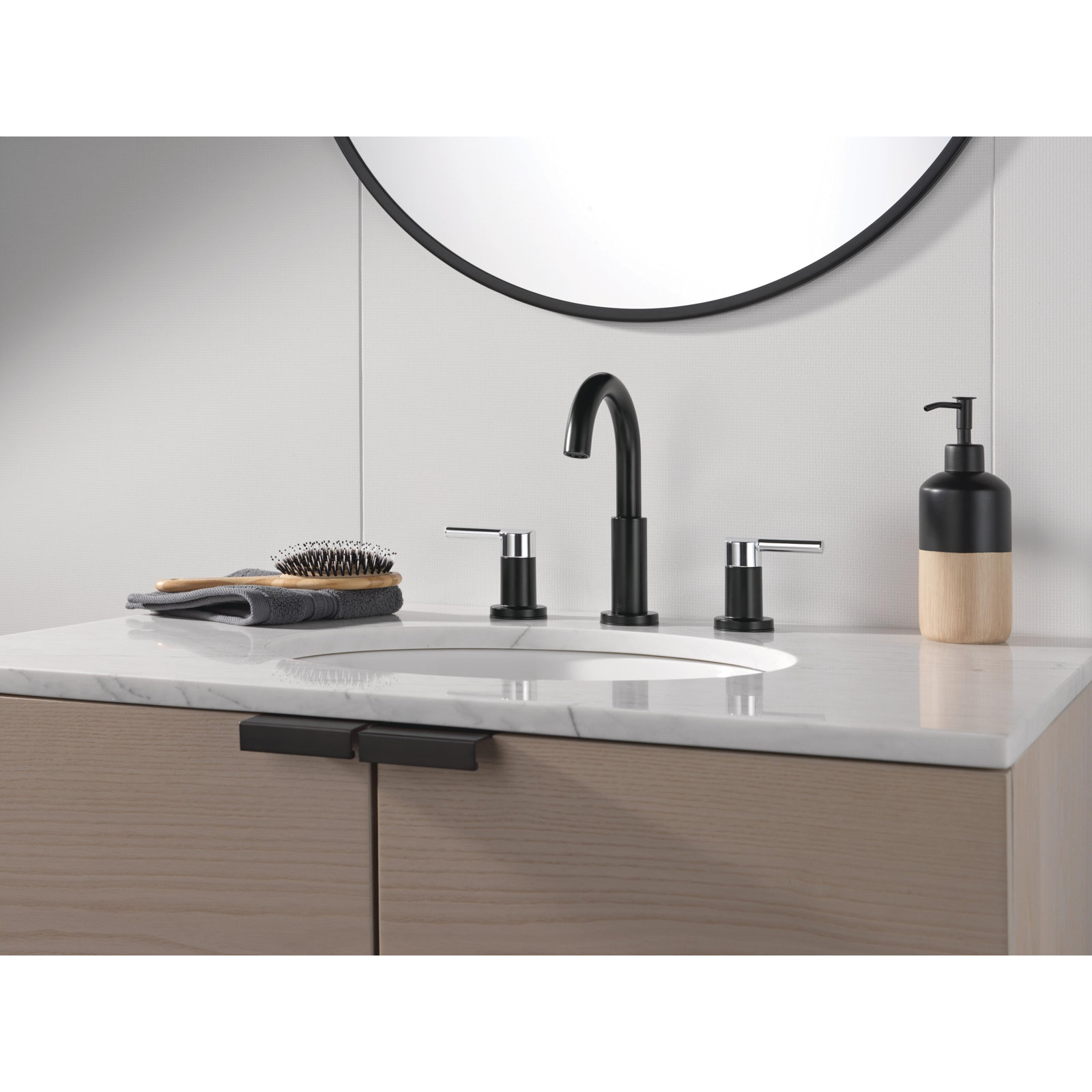 Nicoli Widespread Bathroom Faucet with Drain, Black/Chrome