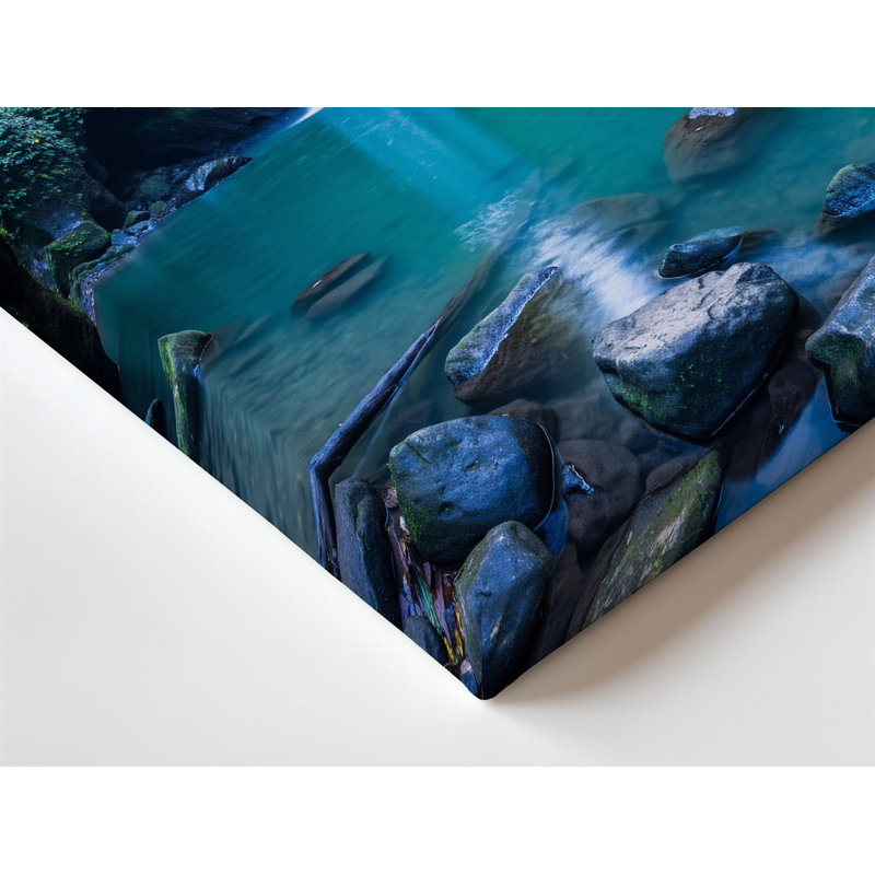 Reproduction d'art sur toile, "Une scène sereine dans une forêt avec une cascade majestueuse en cascade vers le bas"