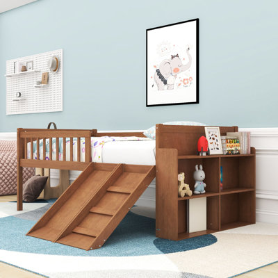 Lit mezzanine simple en bois avec tablettes de rangement, garde-corps, glissade et échelle