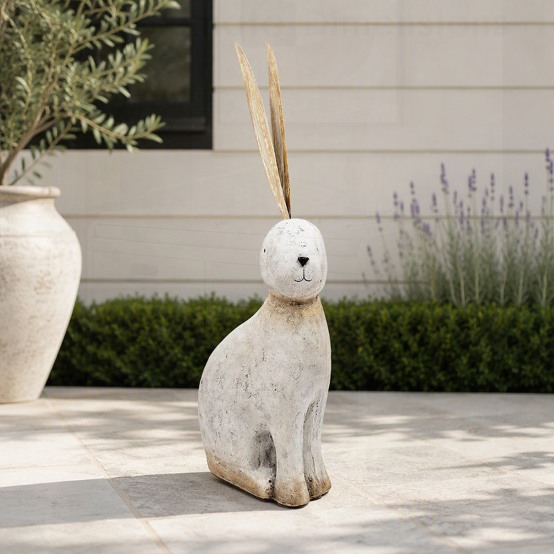 Figurine de lapin en magnésium avec oreilles en fer doré, corps blanc texturé et design ludique pour la décoration intérieure