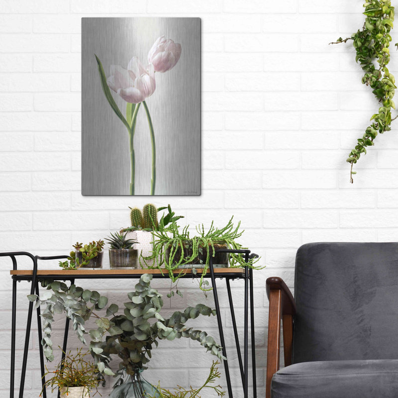 «Light Tulips III» par Debra Van Swearingen, H 16 po x l 12 po
