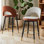Chaise de bar rotative à 360 °. Chaise de bar rembourrée en polyuréthane épaisse de couleur brun moderne et gris clair avec pieds en métal noir lisse et magnifique pour la salle à manger, la cuisine, la terrasse, ensemble de 2