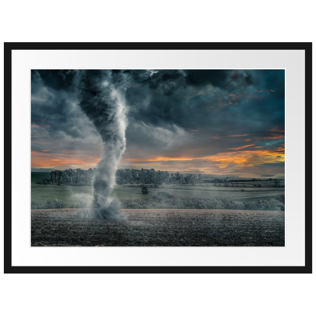 Gerahmter Fotodruck Schwarzer Tornado in einem Feld