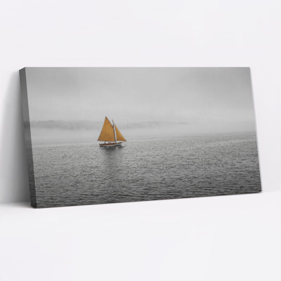 Voilier avec voiles jaunes sur l'eau brumeuse, art mural