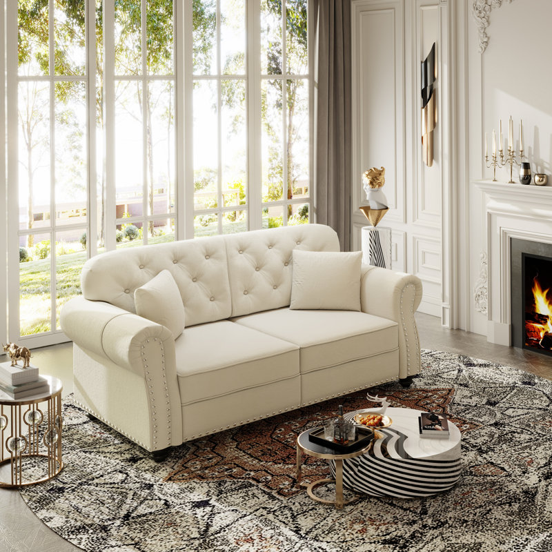 Canapé Chesterfield de 63 pouces en velours avec garniture cloutée, accoudoirs roulés et capitonnage à boutons, comprend 2 coussins, beige / blanc