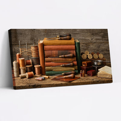 Ensemble de 1 tableau sur toile représentant des outils vintage