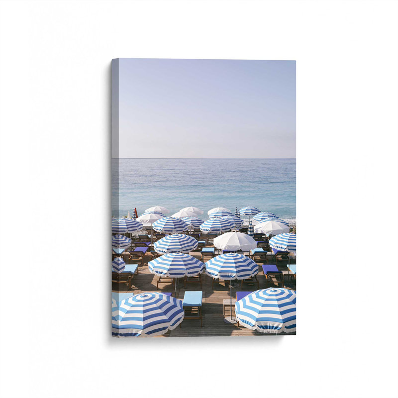 Parasols bleus par le rivage sur toile, Toile tendue, H 18 po x l 12 po