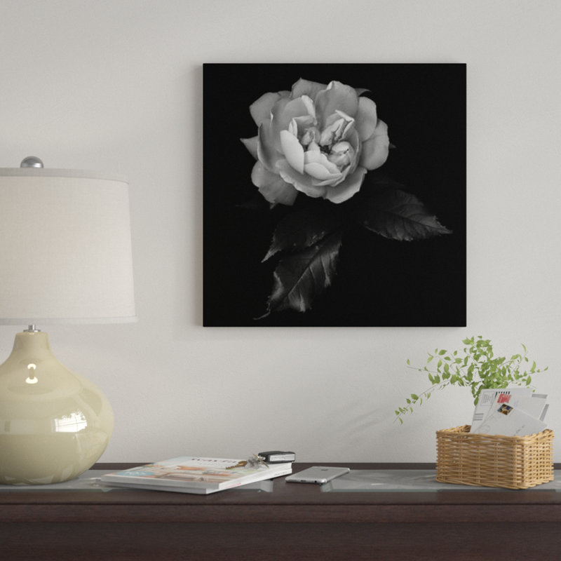 «White Rose VI, B&W» par Magda Indigo, impression sur toile, H 37 po x l 37 po x P 1,5 po, Pas de tapis, Toile tendue