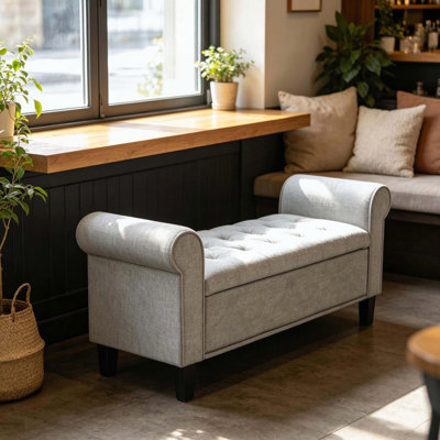 Banc de rangement touffeté à accoudoirs roulés