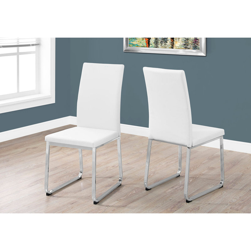 Chaise de salle à manger rembourrée d'aspect similicuir parfaite pour la cuisine ou comme chaise d'appoint Jenei, Blanc