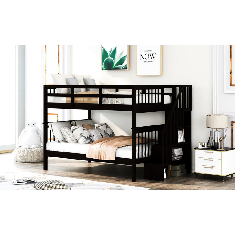Lit superposé avec escalier avec rangement pratique et barrière de sécurité