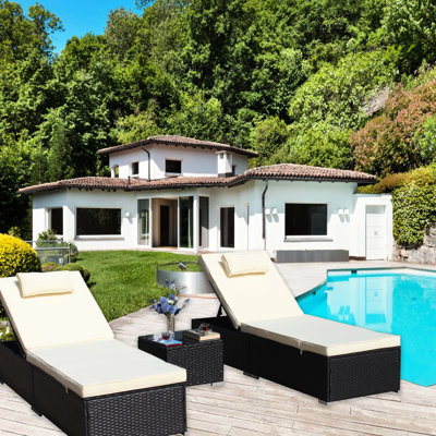 Collection de chaises longues d'extérieur: 3 avec chaise, table basse rembourrée en verre. Support réglable pour le dos et les pieds. Pour le plaisir de la piscine. Beige . Assemblage requis pour le patio: coussin de méridienne, pieds.