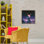 Astronaute et cadre flottant de terrain aux tons mauves, design par Sasha
