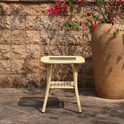 Table d'appoint d'extérieur en osier avec plateau en verre trempé, table de bout à 2 niveaux avec tablette de rangement, petite table de patio en rotin PE toutes saisons pour balcon, cour, jardin, porche