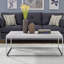 Table basse élégante avec ornement en chêne et base rectangulaire de style traîneau