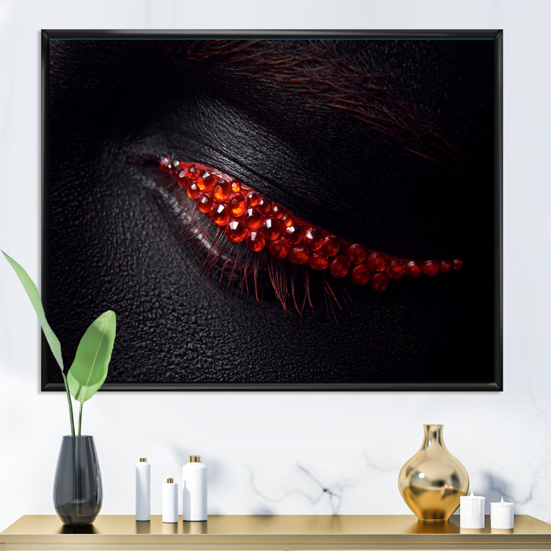 Magnifique œil féminin avec peau noire, diamants rouges - photographie sur toile, H 24 po x l 32 po x P 1 po