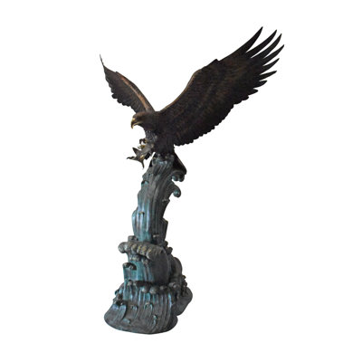 Statue en aigle capturant sa proie - taille: L 68 po x l 40 po x H 87 po.