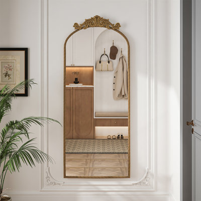 Miroir mural pleine grandeur arqué avec applique sculptée ornée rétro sur le dessus