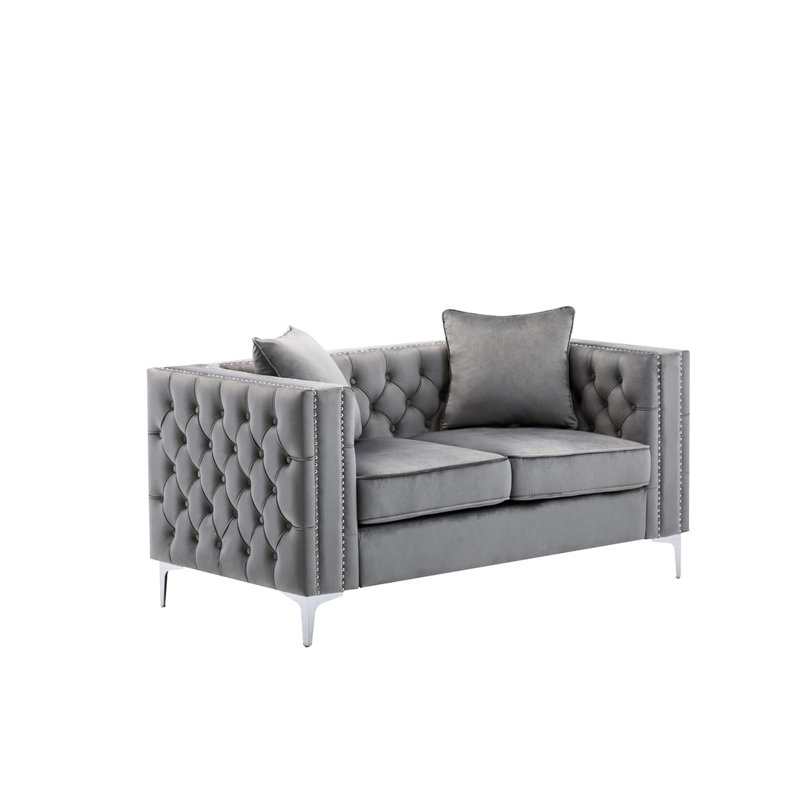 Velours gris de 63 po, garniture cloutée faite à la main et pieds, siège en mousse confortable avec ressorts, 2 coussins, H 19 po, P 26 po, l 46 po, dossier, l, classique et moderne