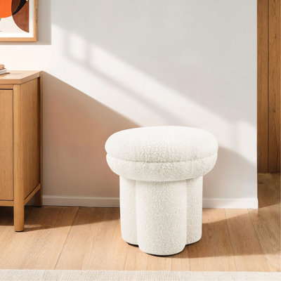 Tabouret beige de style champignon contemporain avec base à piédestal, largeur de 17,5 po, profondeur, hauteur de 19 po, housse en peau de mouton dans le salon principal