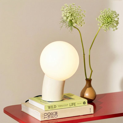 Lampe de table incurvée à DEL crème 8 po avec abat-jour en verre givré Vino et port USB-C Vino