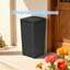 Poubelle en résine de 87 litres (23 gallons) avec couvercle pour usage intérieur et extérieur, idéale pour terrasse, cuisine et jardin, couleur noire.