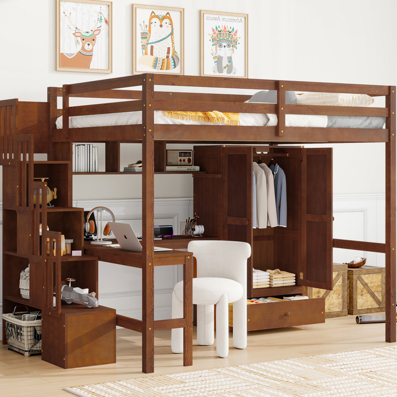 Lit mezzanine double de couleur noyer avec bureau intégré, étagères à livres, armoire et station de recharge. Le bureau est doté de deux prises de courant alternatif, d'un port de type C. L'escalier offre du rangement. Fabriqué à partir de