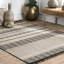Tapis intérieur / extérieur à rayures géométriques beige / noir Mukul-1571340862