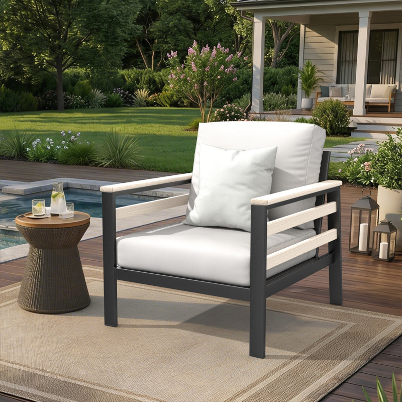 Chaise de patio avec coussins Sunbrella® Townsend, Argent coulé Sunbrella®, Blanc / gris foncé