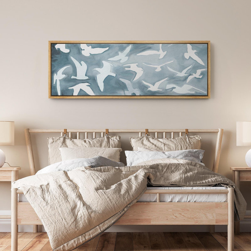Abstrait oiseaux blancs volant dans un ciel bleu, images extra larges, impression sur toile encadrée, H 20 po x l 60 po