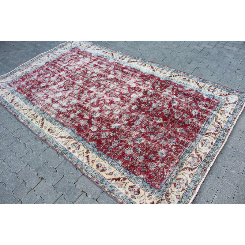 Tapis turc rétro dans des tons rouges riches avec des motifs complexes pour la décoration intérieure