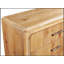 Élégante table de chevet en bois à trois tiroirs, parfaite pour le rangement dans la chambre à coucher et la décoration moderne