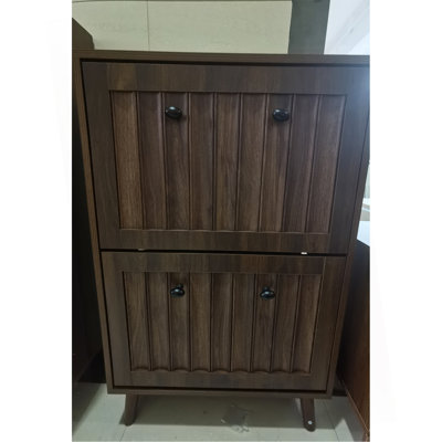 Armoire à chaussures de style médiéval moderne, unité de rangement à chaussures verticale avec finition rainurée verticale, armoire à chaussures de couleur noyer de 23,6 pouces, idéale pour les couloirs, les couloirs et les entrées.