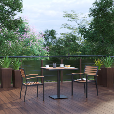 Ensemble de 2 fauteuils club décoratifs en faux teck Abbygayl et table de patio carrée en faux teck de 30 po