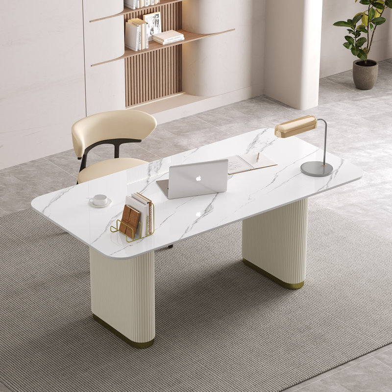 Bureau d'ordinateur 63 po moderne avec plateau en pierre frittée, table d'ordinateur moderne avec pieds cannelés et détails dorés pour bureau à domicile