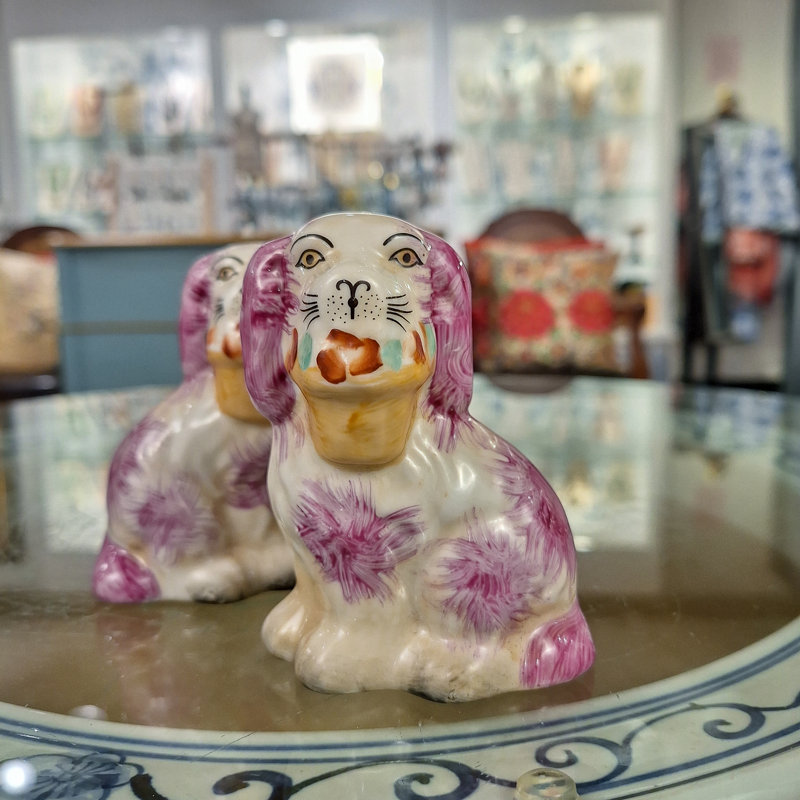 Petite paire de figurines de chien de style rose Staffordshire, Rose / Blanc / Beige