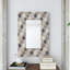Miroir mural en bois beige avec motif de losanges