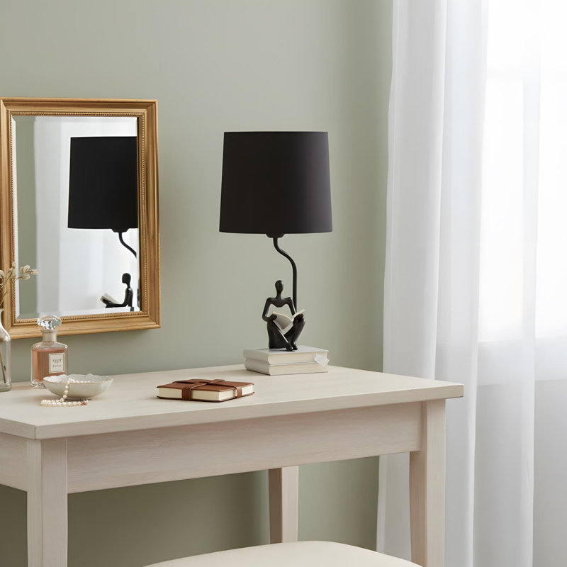 Matériau en polyrésine d'une lampe de table moderne de 20,5 po en forme de lecteur (assise sur une pile de livres grise)