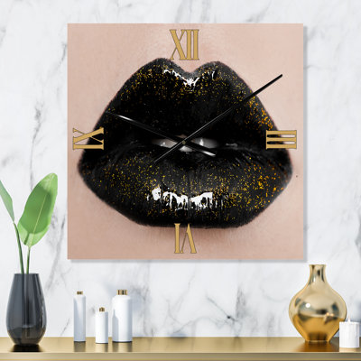 Gros plan sur la magnifique femme Lips I - horloge murale moderne
