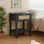 Cet ensemble de table de chevet en rotin de style bohémien 2 pièces est doté de tiroirs en rotin avec poignées en laiton, de tablettes de rangement et convient aux petites chambres à coucher, offrant un look élégant et rafraîchissant.-1618273602