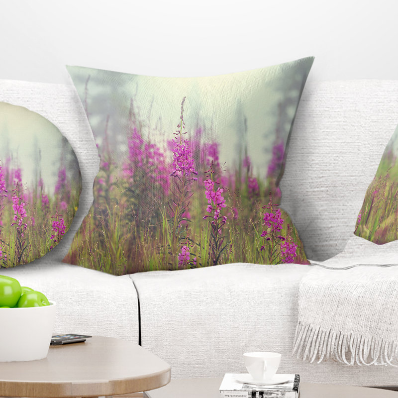 Fleurs d'été mauves dans un champ brumeux - coussin à imprimé floral, 18 po x 18 po, Coussin décoratif