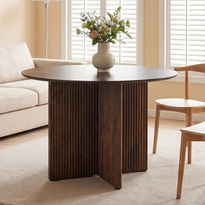 Table de salle à manger ronde cannelée de 43,39 po avec base piédestal pour le salon | Placage de noyer et plateau de table en deux parties, panneau de bois aggloméré épais, table-repas rustique brun pour 4 à 6 personnes