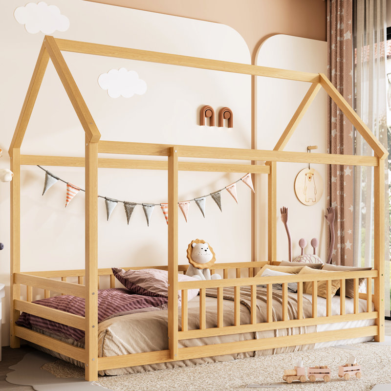 Lit simple naturel avec structure de toit et garde-corps, construction en pin, mobilier de chambre en bois brun, mobilier fonctionnel