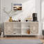 Buffet de style Mid-Century avec détails artisanaux en bois sculpté creux et portes coulissantes