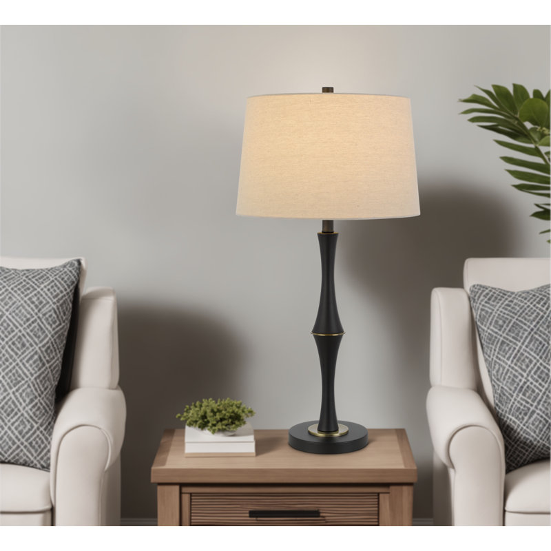 Lampe de table Cohoes, 79 cm de hauteur, en métal noir mat avec détails en laiton antique et abat-jour en lin.