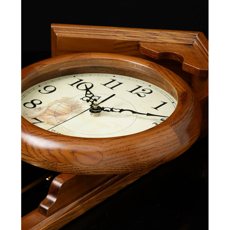Horloge murale rétro en bois massif avec un toit en forme de toit et un pendule en métal