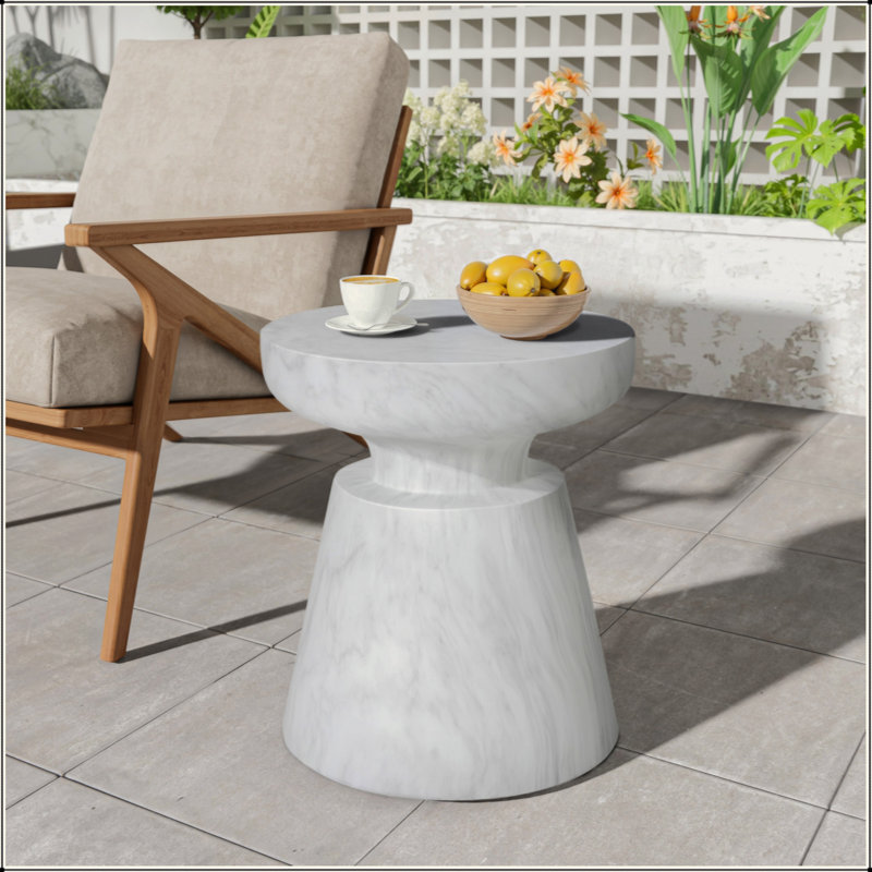 La table d'appoint d'extérieur, légère et durable pour une utilisation intérieure et extérieure, rehausse tout décor avec élégance